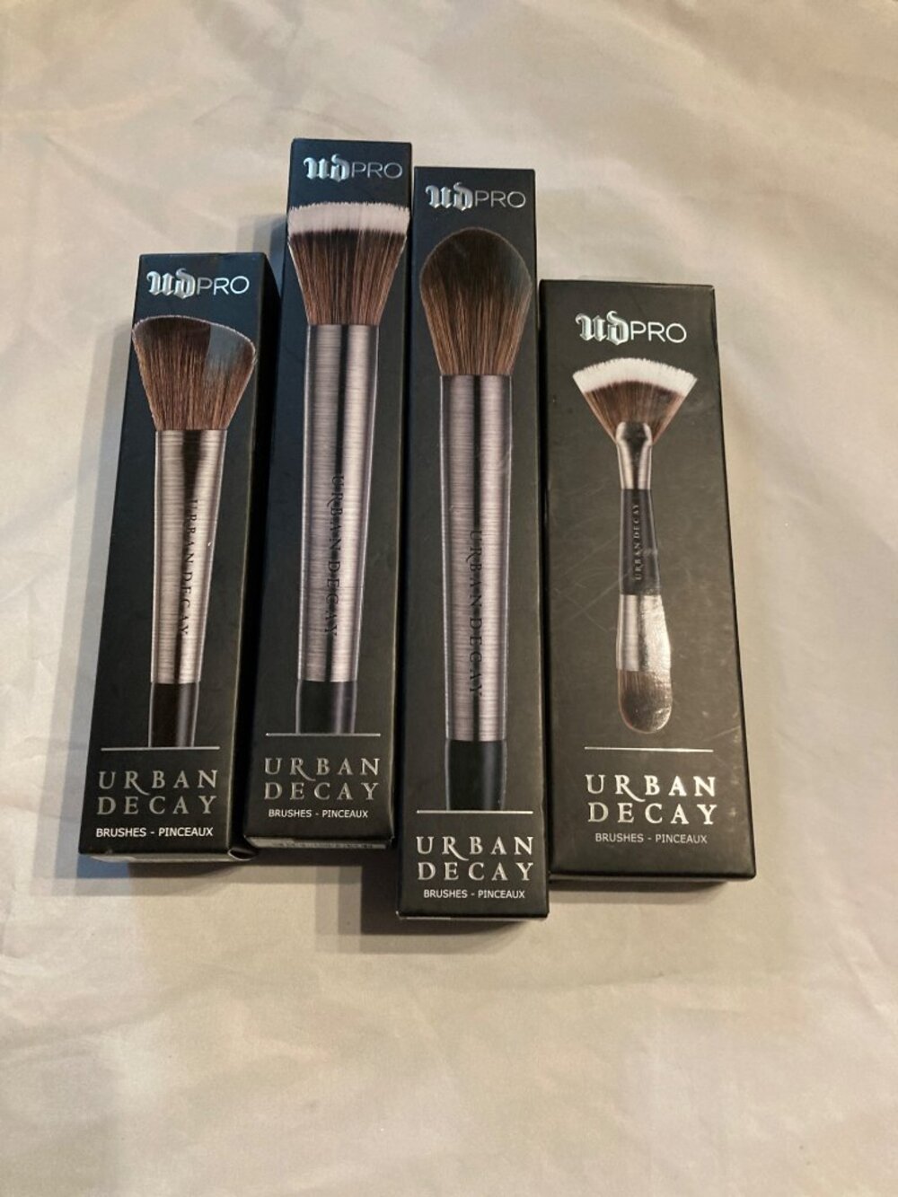 Urban Decay Makeup Lot: 20 Eyeshadows, Eyeliners & Brushes Set New In Box - Picture 2 of 5